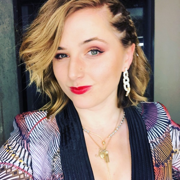 Meet your Posher, Maria - Picture 2 of 3